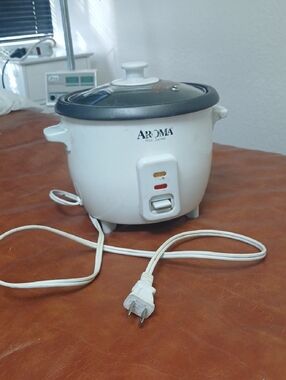 Aroma White Pot Style Rice Cooker with Glass Lid